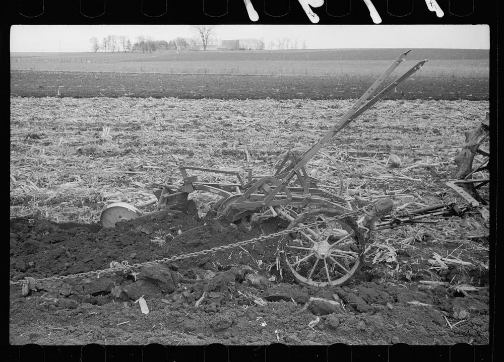 [Untitled photo, possibly related to: Spreading manure, Grundy County, Iowa]. Sourced from the Library of Congress.
