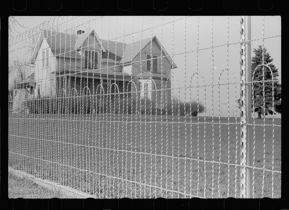 Farmhouse, Grundy County, Iowa. Sourced from the Library of Congress.