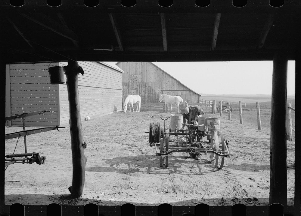 Oiling planter preparatory to corn planting, Jasper County, Iowa. Sourced from the Library of Congress.