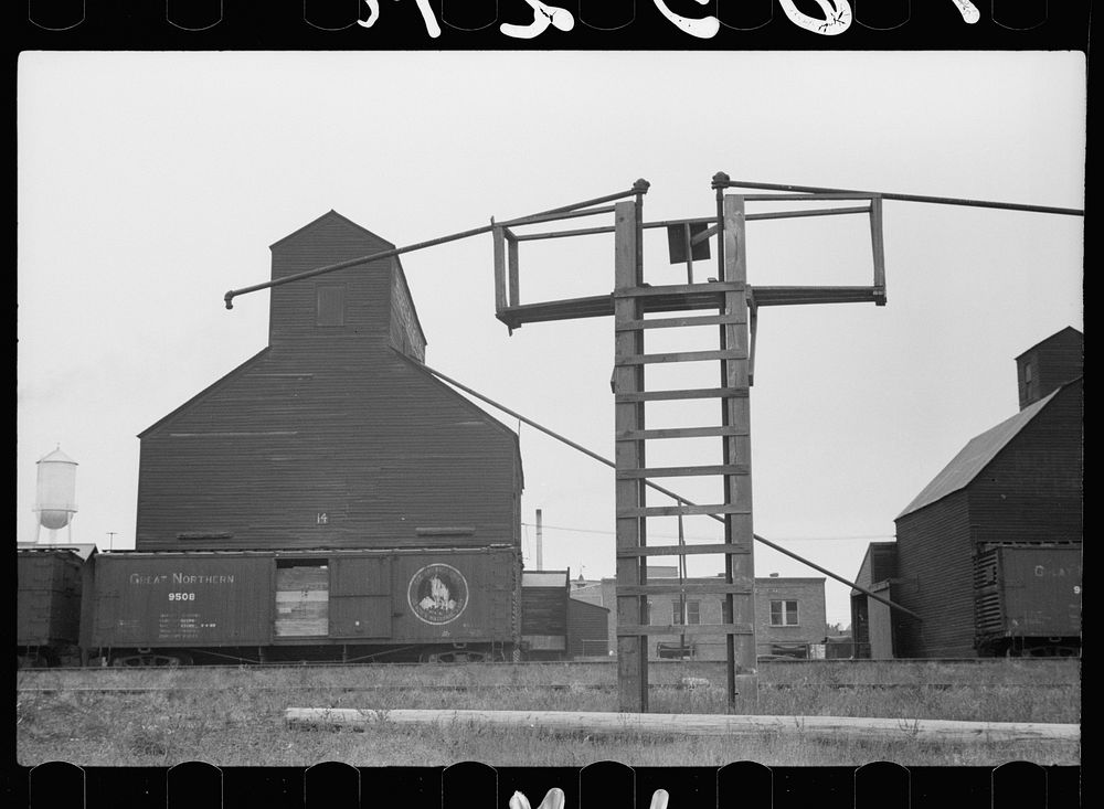 Country grain elevator, Litchifeld, Minnesota. Sourced from the Library of Congress.