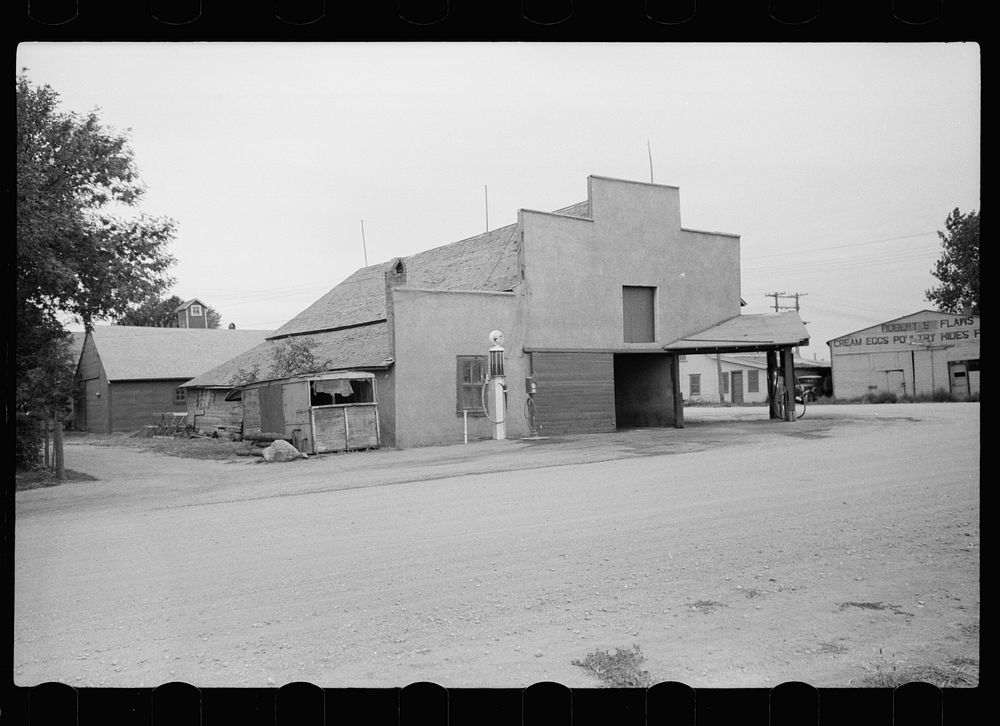 Garage with false front, Sisseton, South Dakota. Sourced from the Library of Congress.