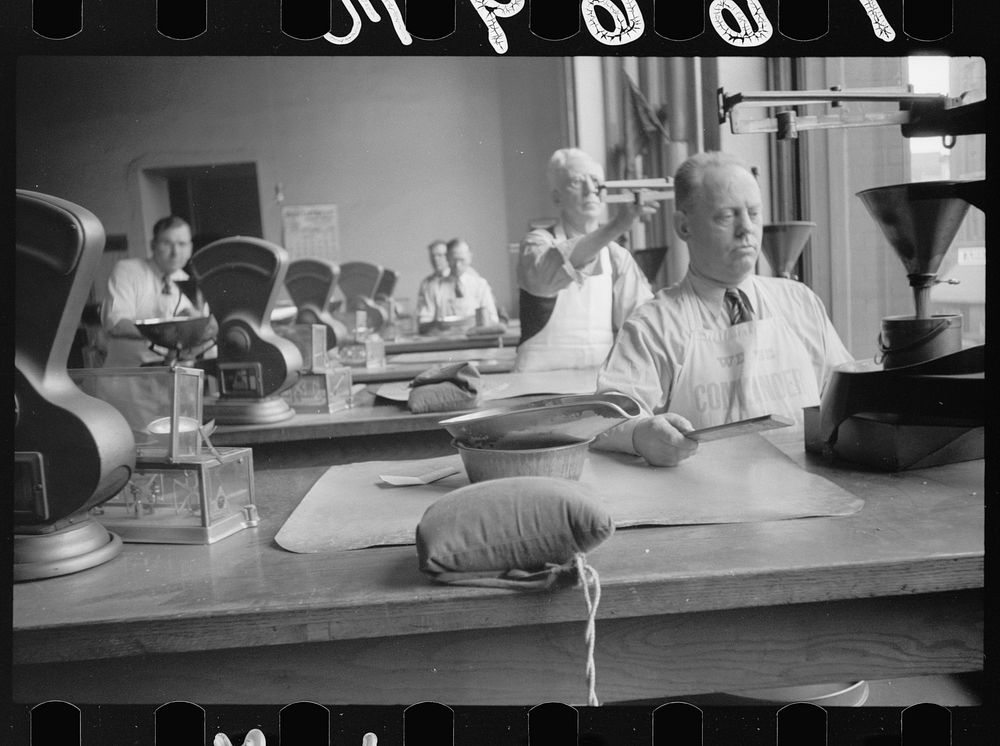 [Untitled photo, possibly related to: Grain inspector at state grain inspection deptartment, Minneapolis, Minnesota].…