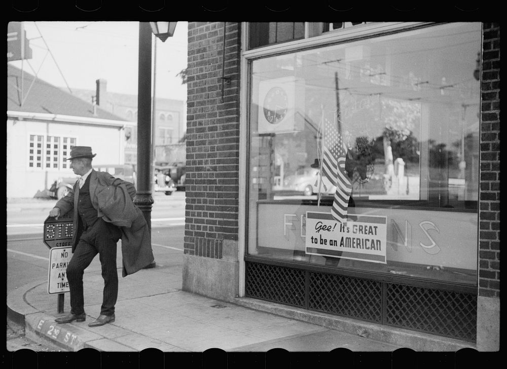 [Untitled photo, possibly related to: Covington, Kentucky, street corner, 3:33 p.m.]. Sourced from the Library of Congress.