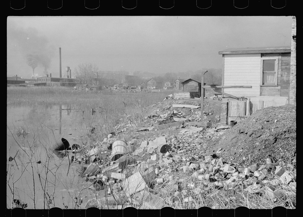Shacktown runs along the banks of a polluted stream, Dubuque, Iowa. Sourced from the Library of Congress.