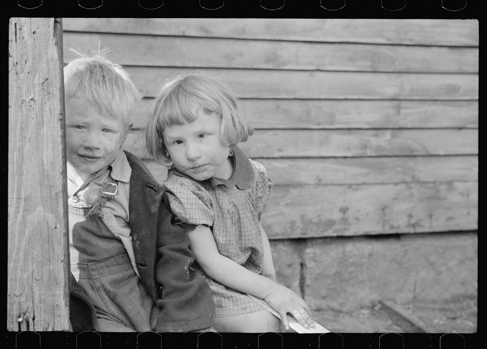 [Untitled photo, possibly related to: Children who live in the s, Dubuque, Iowa]. Sourced from the Library of Congress.