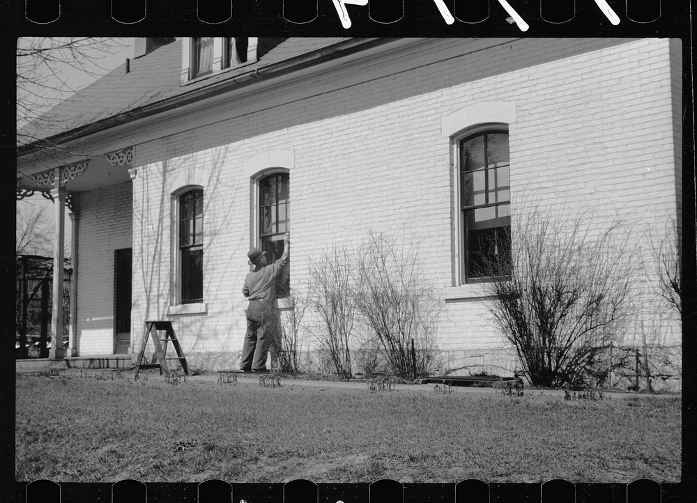 Washing windows, Dubuque, Iowa. Sourced from the Library of Congress.