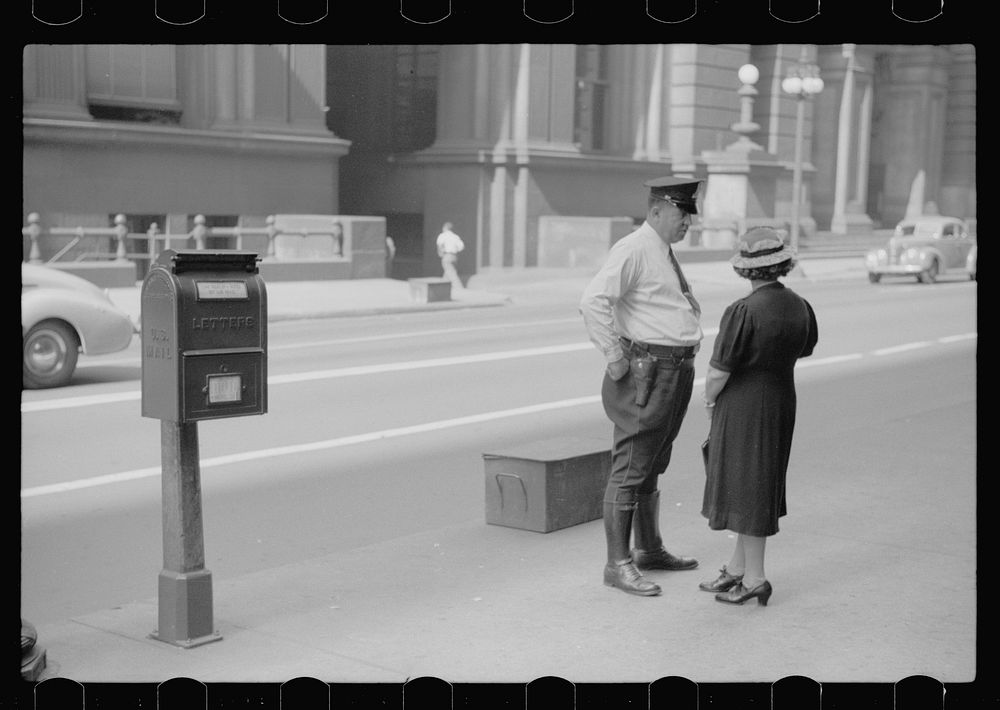 Lady talking to policeman, Chicago, Illinois. Sourced from the Library of Congress.