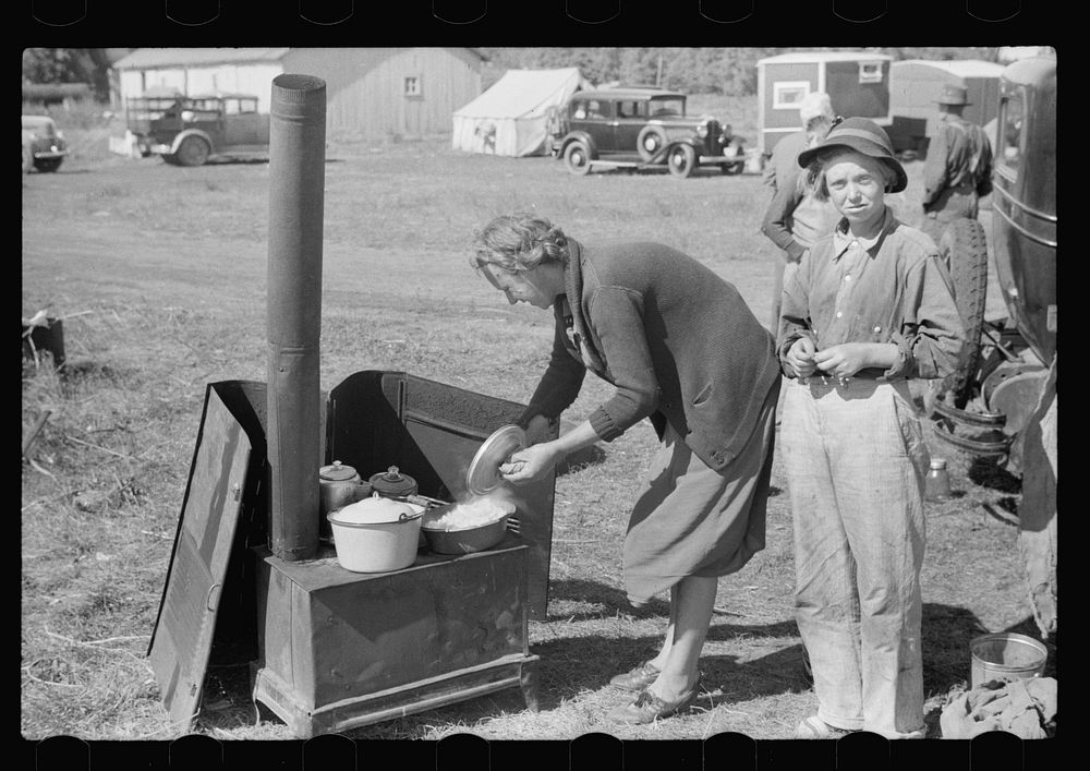 Preparing dinner in migrant camp, Berrien County, Michigan. Sourced from the Library of Congress.