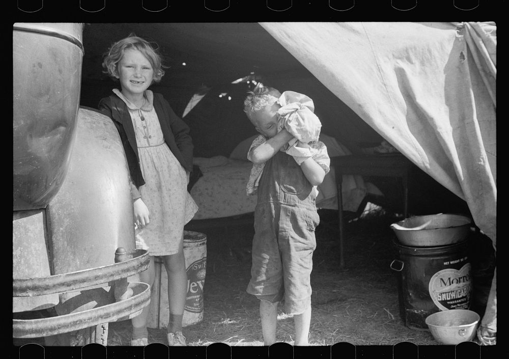 [Untitled photo, possibly related to: Migrant children, Berrien County, Michigan]. Sourced from the Library of Congress.