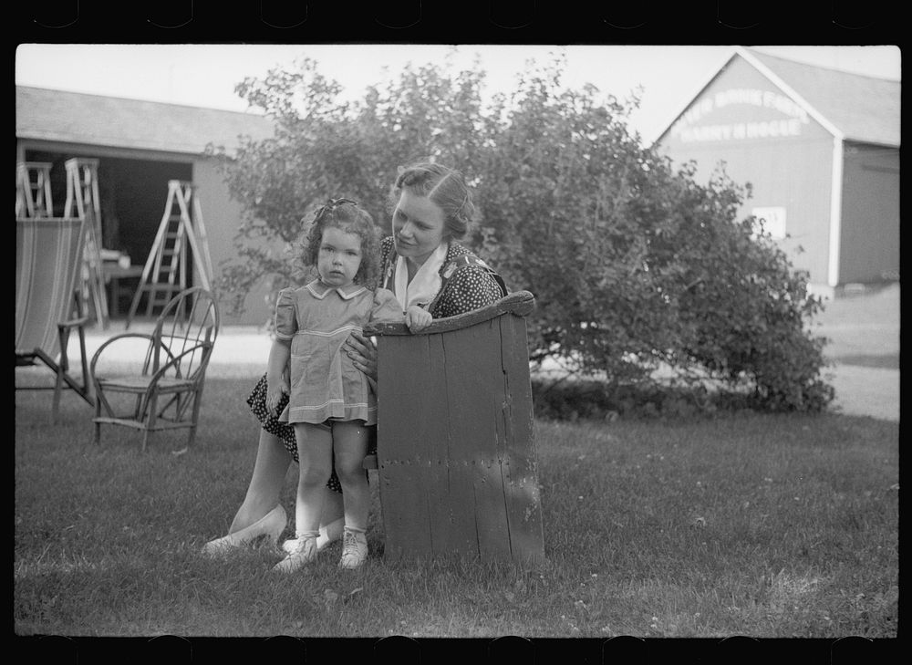 Wife and daughter of fruit farmer, Berrien County, Michigan. Sourced from the Library of Congress.