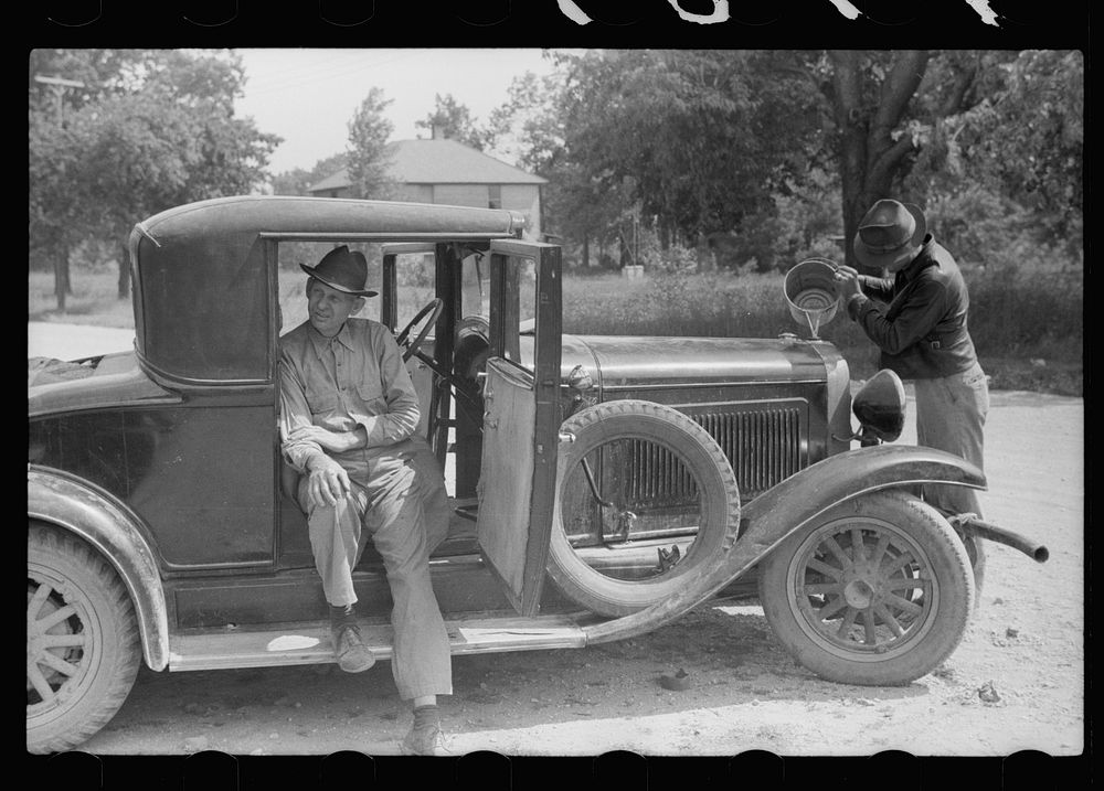 Migrants getting car ready to move on in search for work, Berrien County, Michigan. Sourced from the Library of Congress.