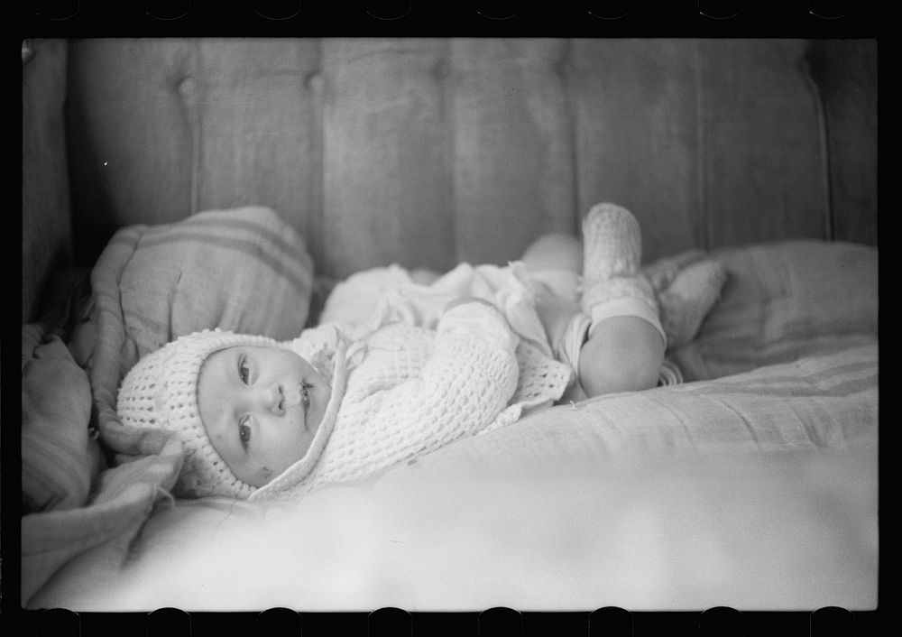 Baby in back seat of migrant workers' automobile, Berrien County, Michigan. Sourced from the Library of Congress.