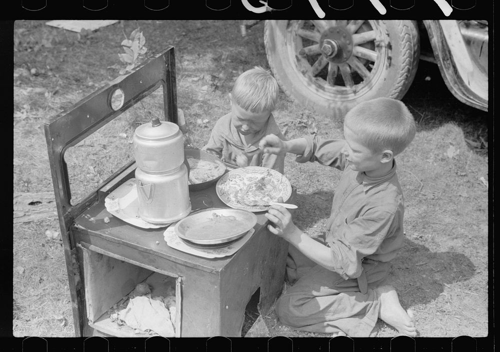 Migrant children eating, Berrien County, Michigan. Sourced from the Library of Congress.