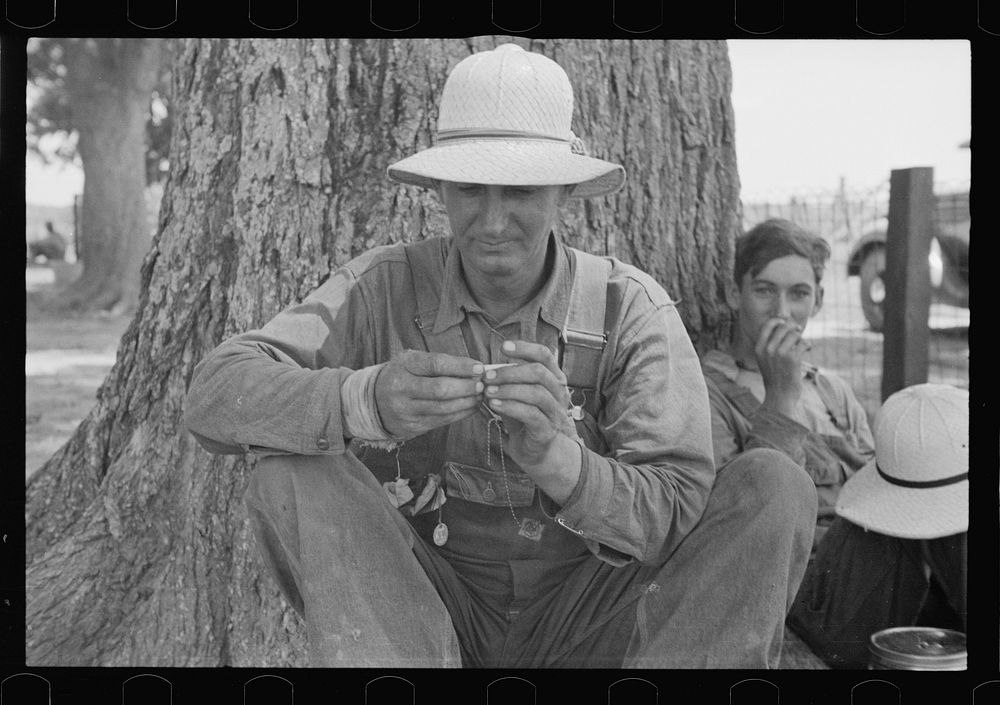 [Untitled photo, possibly related to: Lunchtime, Pulaski County, Arkansas]. Sourced from the Library of Congress.