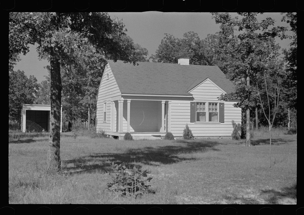 House at Tupelo Homesteads, Mississippi. Sourced from the Library of Congress.