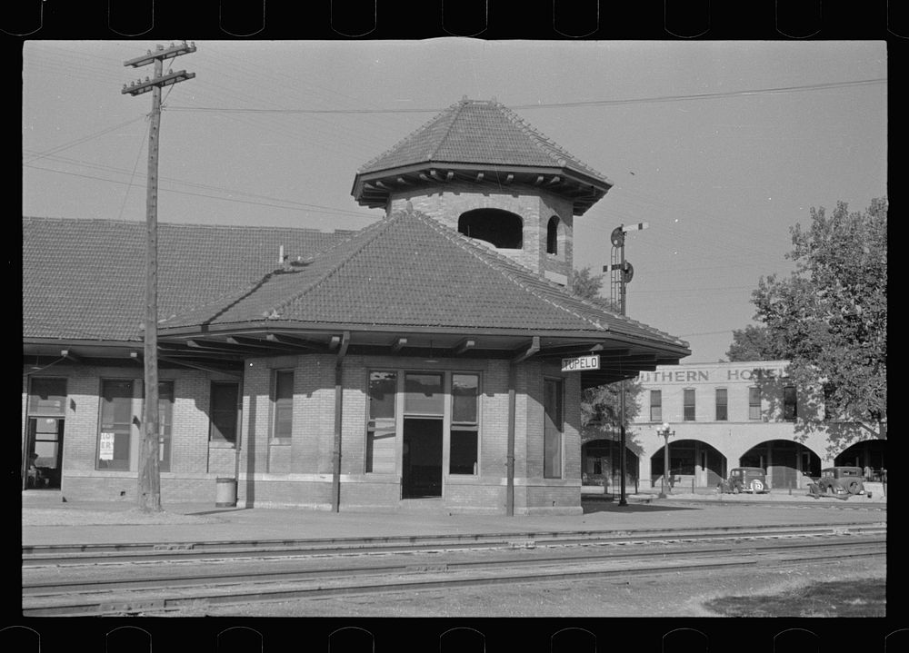 Railroad station at Tupelo, Mississippi. Sourced from the Library of Congress.