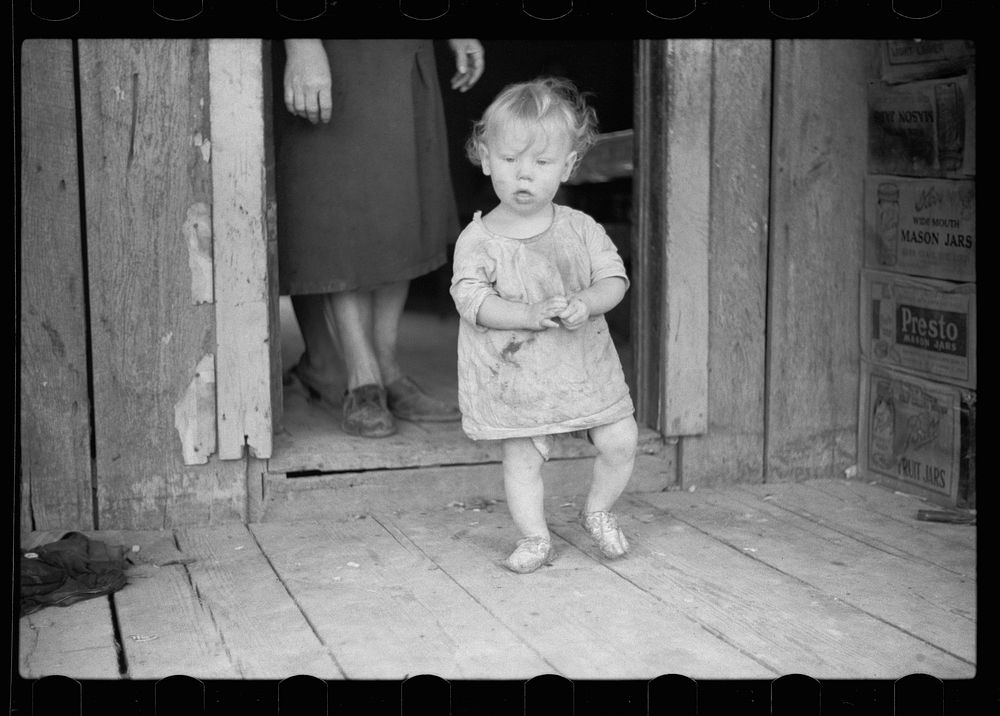 [Untitled photo, possibly related to: Child of Ozark Mountains farmer, Missouri]. Sourced from the Library of Congress.