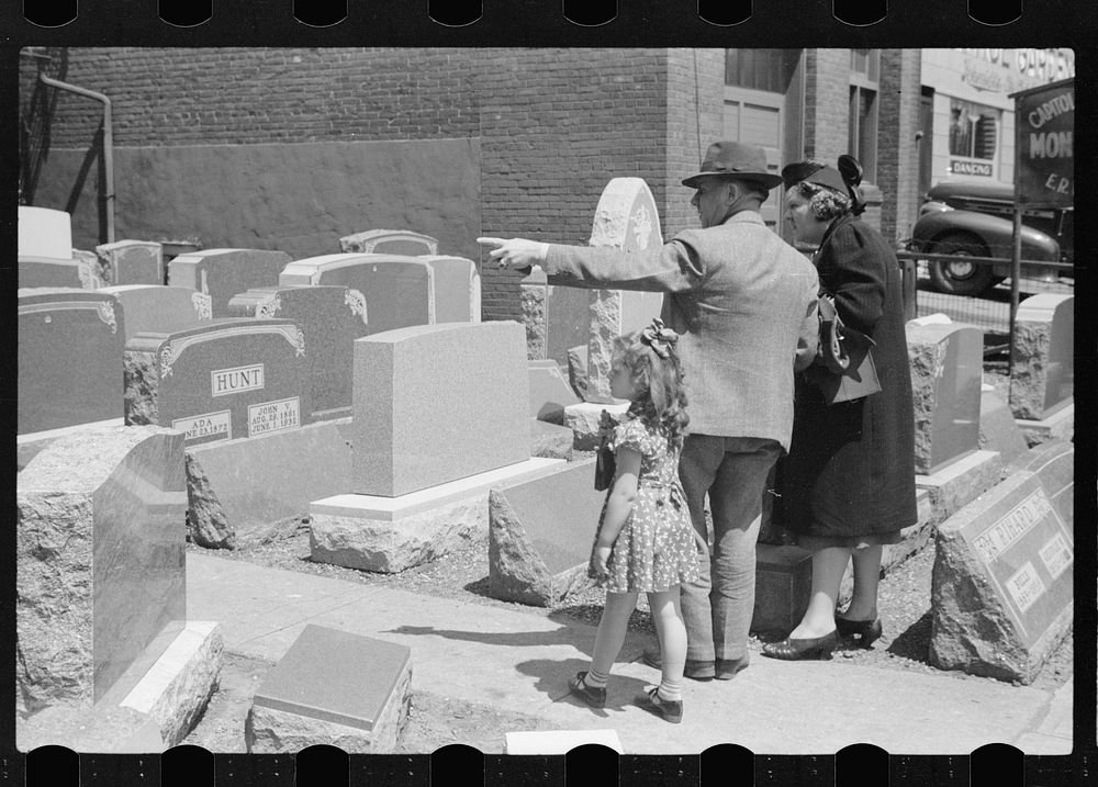 Tombstone salesman, Des Moines, Iowa. Sourced from the Library of Congress.