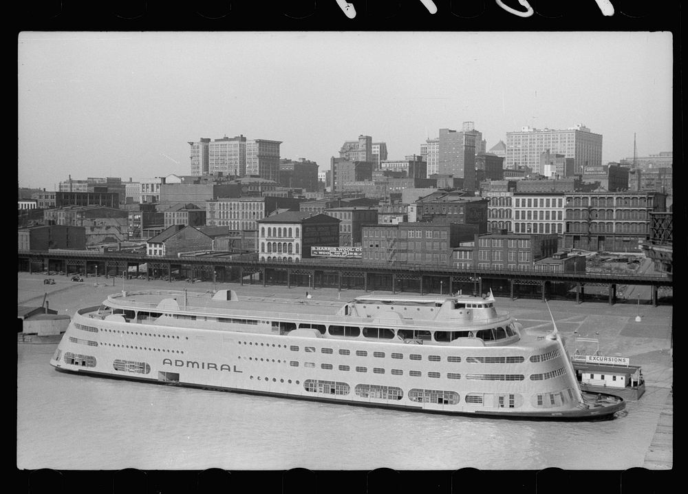 Modern riverboat, St. Louis, Missouri. Sourced from the Library of Congress.
