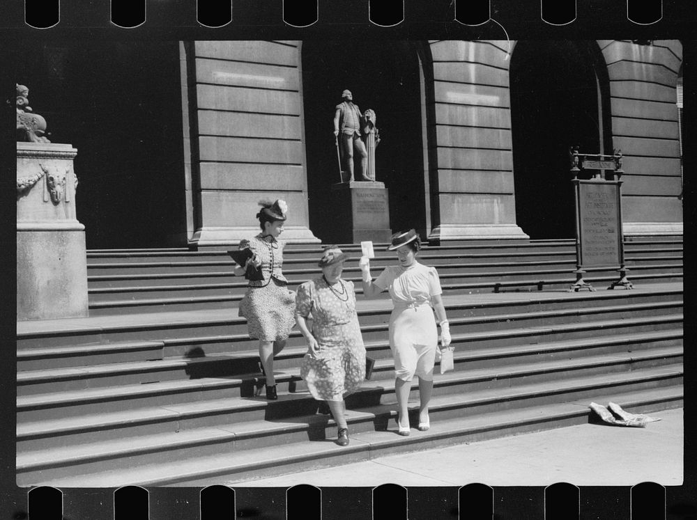 Ladies leaving Art Institute, Chicago, Illinois. Sourced from the Library of Congress.