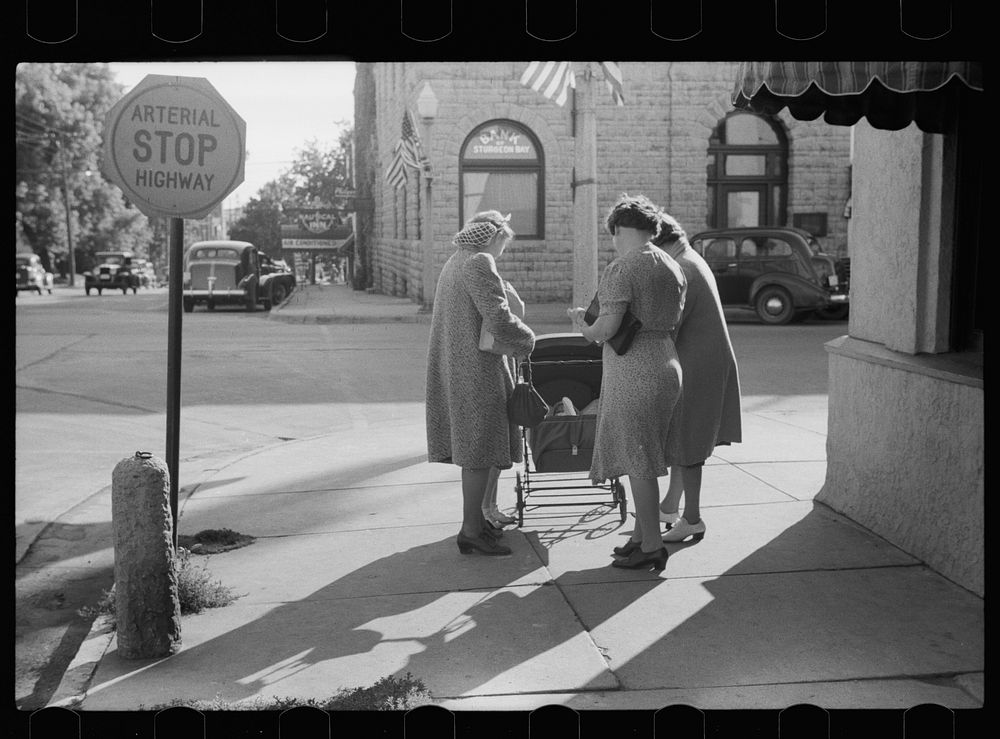 Street corner, Sturgeon Bay, Wisconsin. Sourced from the Library of Congress.