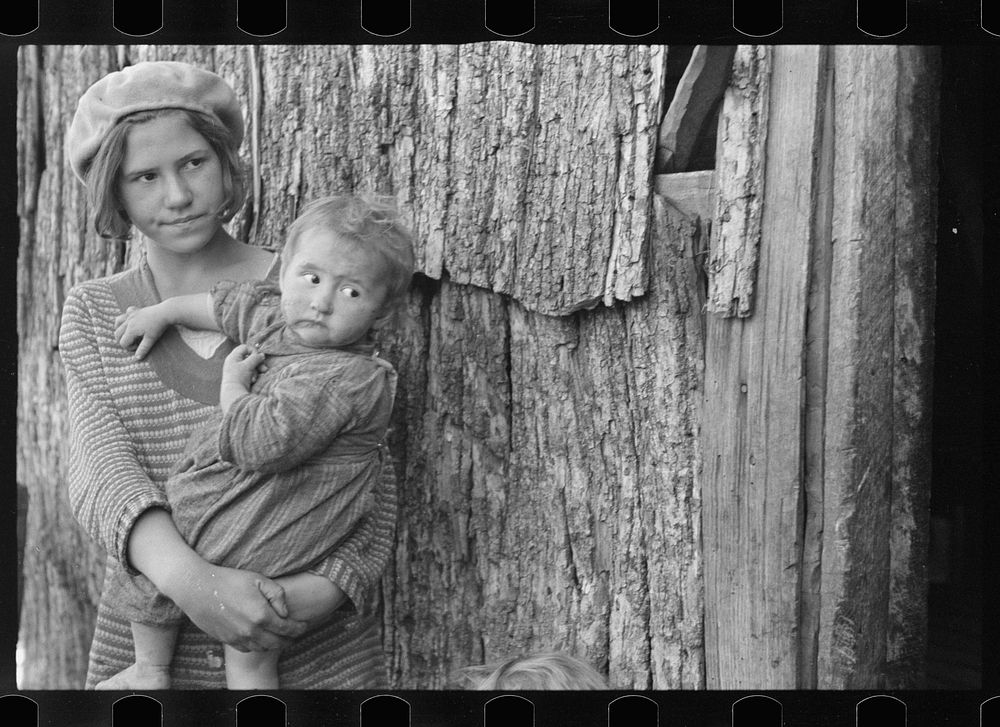 Children of Charlie Nicholson who is being resettled on new land, Virginia. Sourced from the Library of Congress.