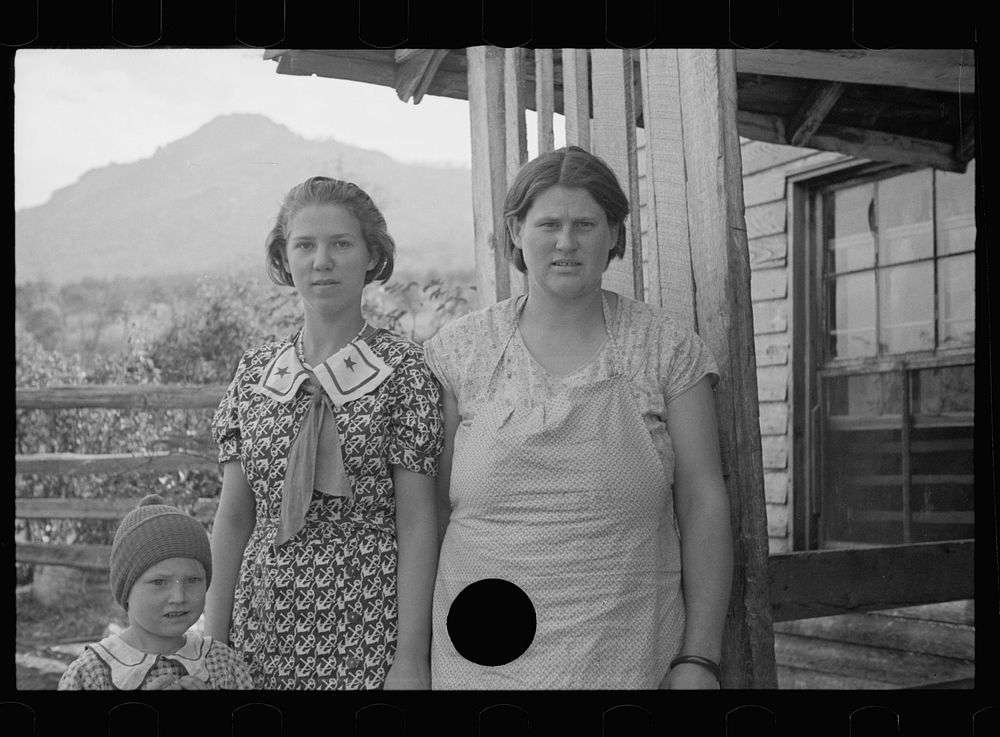 [Untitled photo, possibly related to: Wife and child of one of the settlers near Old Ragged Mountains, Shenandoah National…