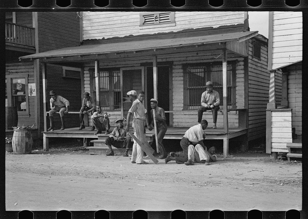 Scene in the  section of Belle Glade, Florida. Sourced from the Library of Congress.