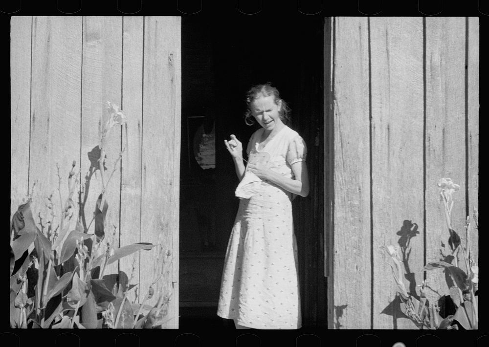 Wife of sharecropper who will be resettled on Skyline Farms, Alabama. Sourced from the Library of Congress.