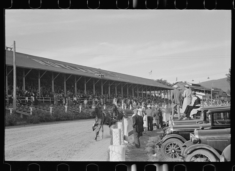 Trotting horse race, State Fair, Rutland, Vermont. Sourced from the Library of Congress.