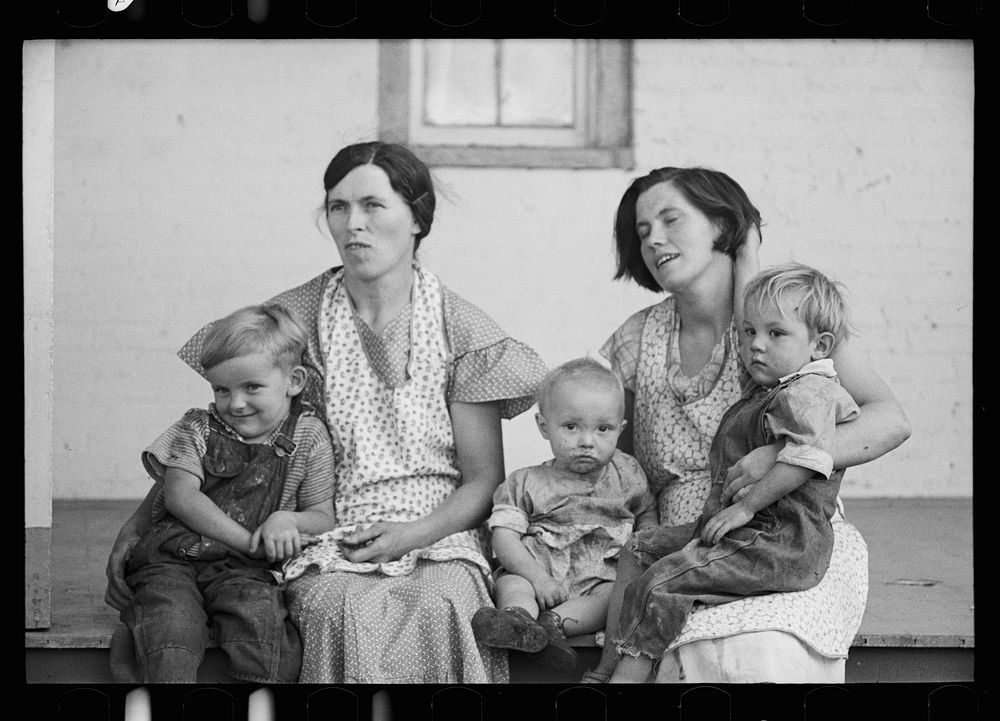 Mrs. Hallett and Mrs. Weber with their children, Tompkins County, New York. Sourced from the Library of Congress.