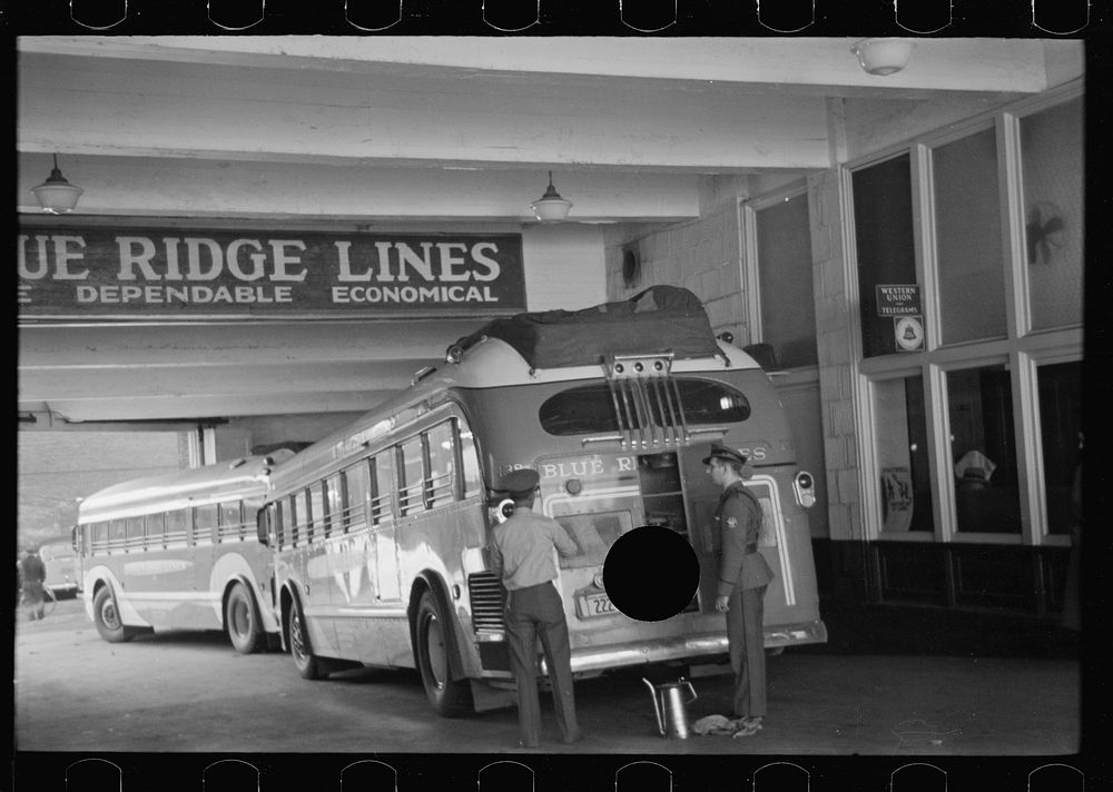 [Untitled photo, possibly related to: Bus terminal, Hagerstown, Maryland]. Sourced from the Library of Congress.