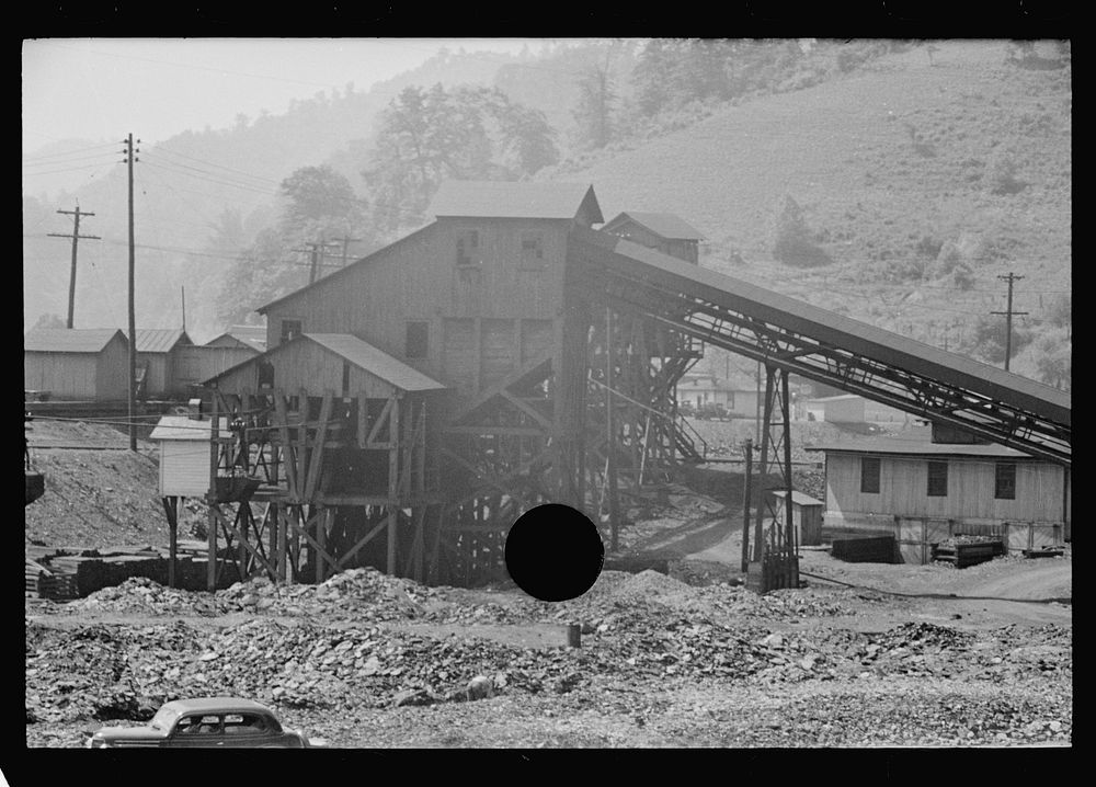 [Untitled photo, possibly related to: Coal breaker, Pike County, Kentucky]. Sourced from the Library of Congress.