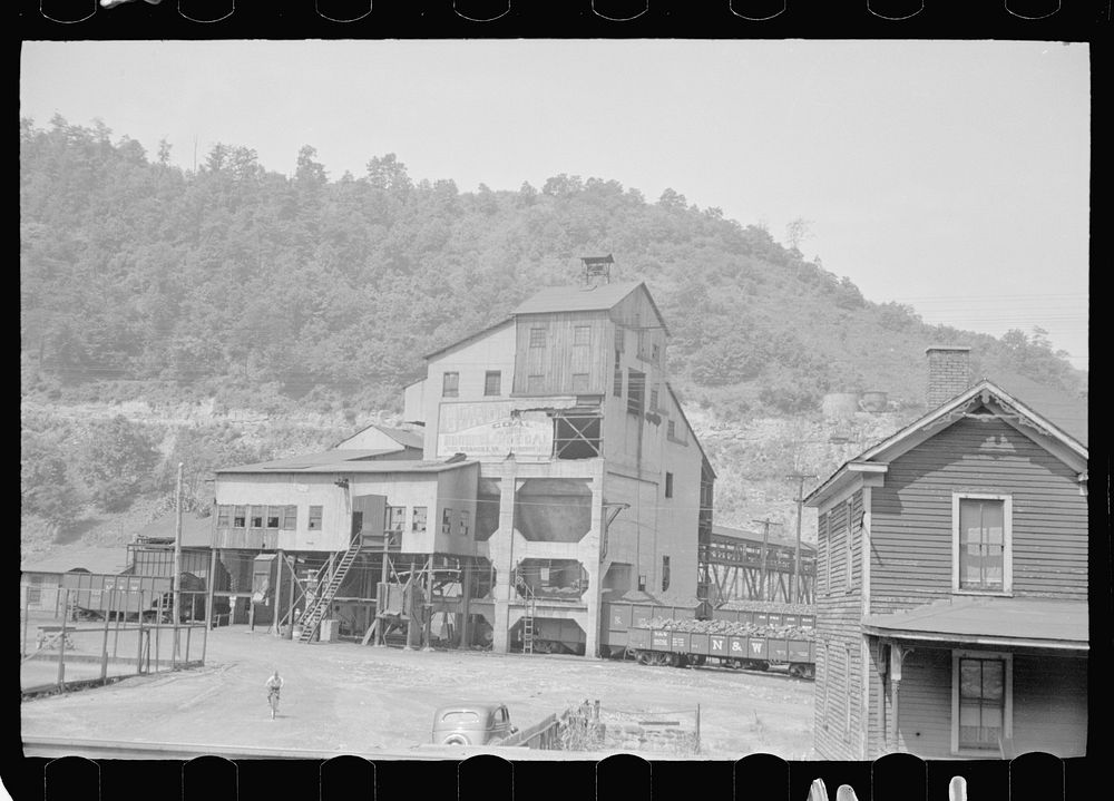Coal mine, Floyd County, Kentucky. Sourced from the Library of Congress.