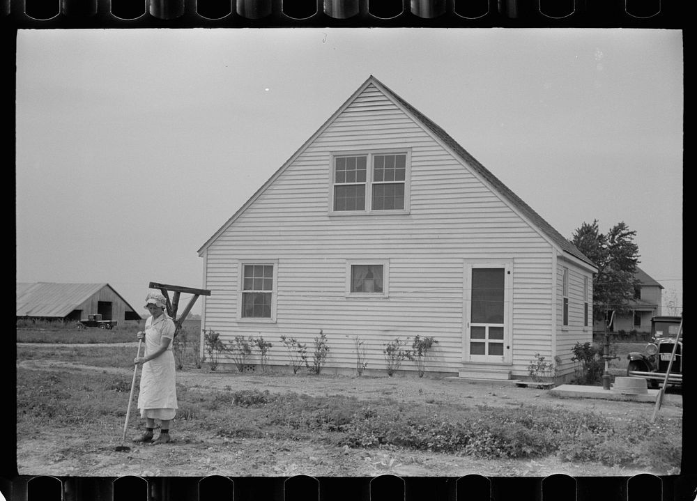 Working in garden, Wabash Farms, Indiana. Sourced from the Library of Congress.