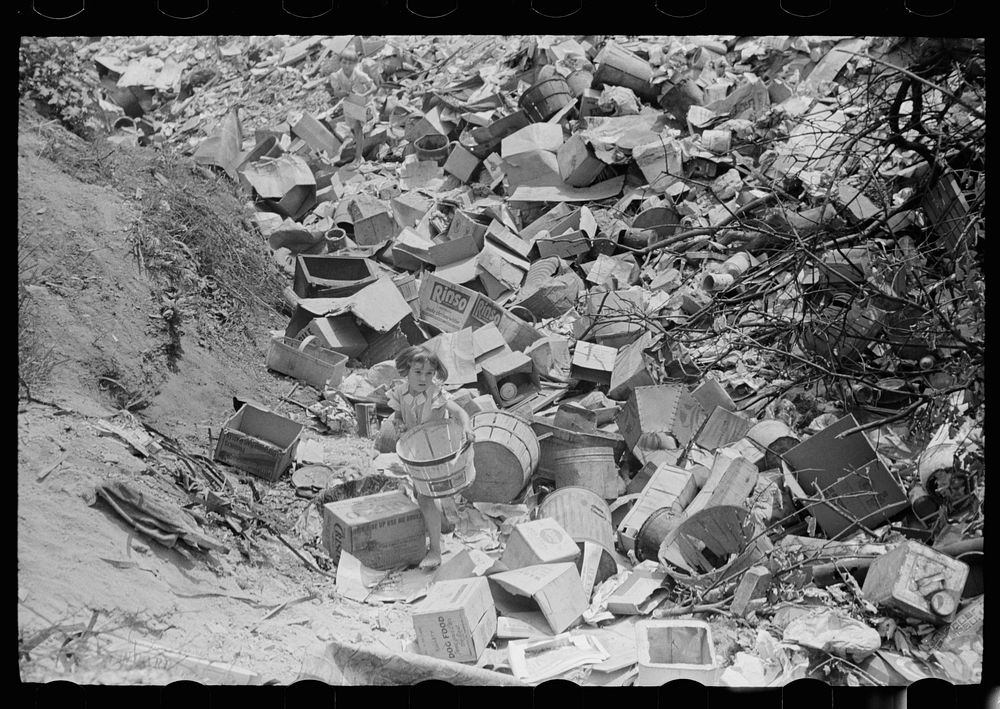 Children at city dump, Ambridge, Pennsylvania. Sourced from the Library of Congress.