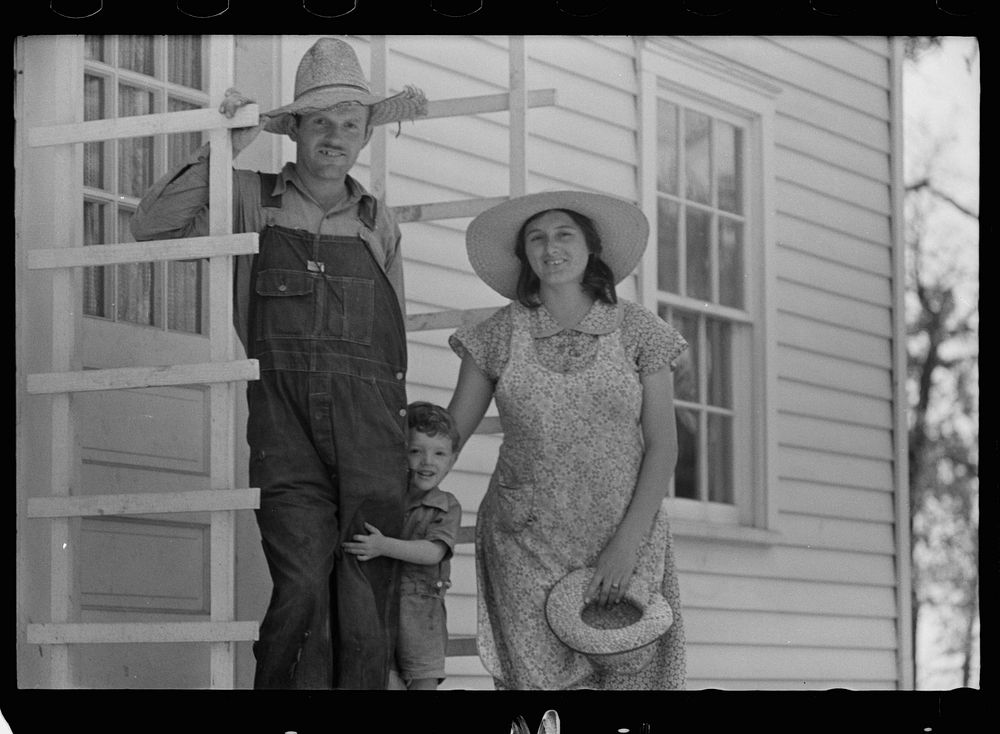 [Untitled photo, possibly related to: Homesteaders with family, Scioto Farms, Ohio]. Sourced from the Library of Congress.