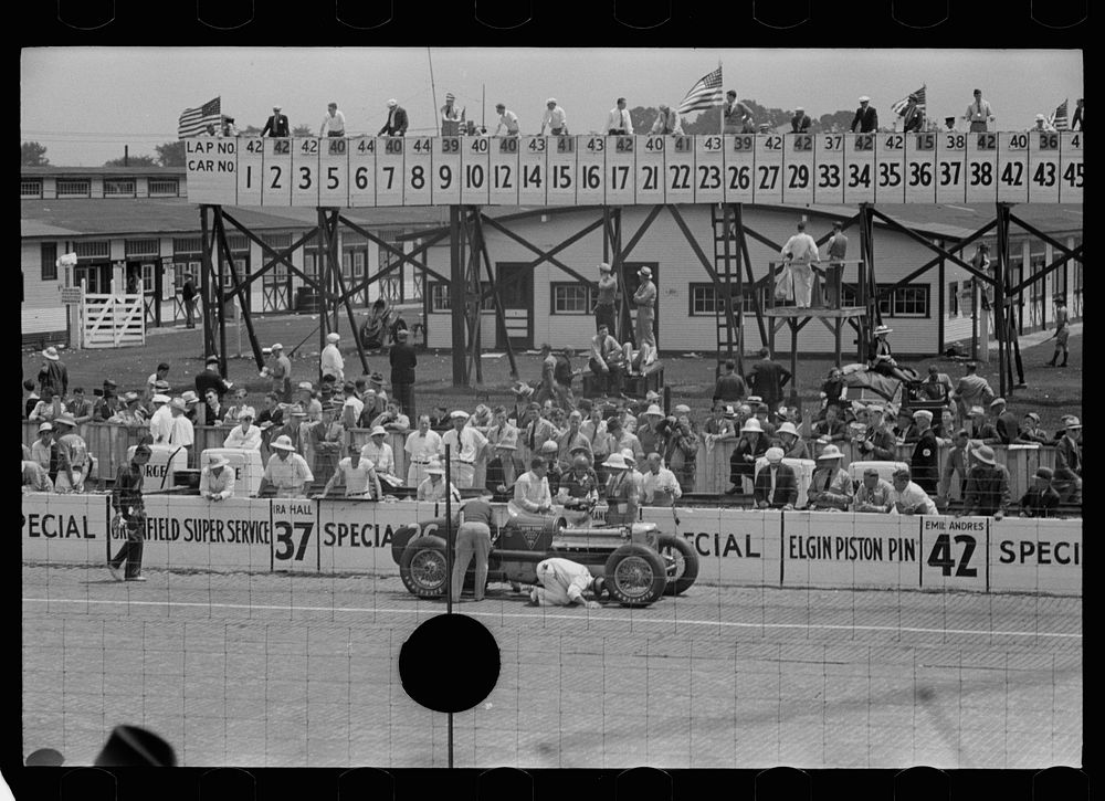 [Untitled photo, possibly related to: Automobile races, Indianapolis, Indiana]. Sourced from the Library of Congress.