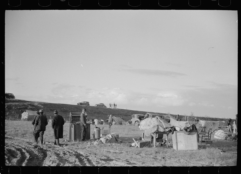 [Untitled photo, possibly related to: New Madrid spillway between levee and Mississippi River where evicted sharecroppers…
