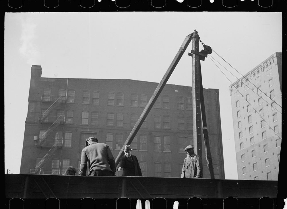 [Untitled photo, possibly related to: Loading scrap iron, St. Louis, Missouri]. Sourced from the Library of Congress.