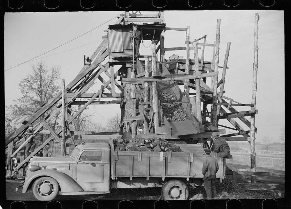 Gopher hole showing tipple and screen, Williamson County, Illinois. Sourced from the Library of Congress.