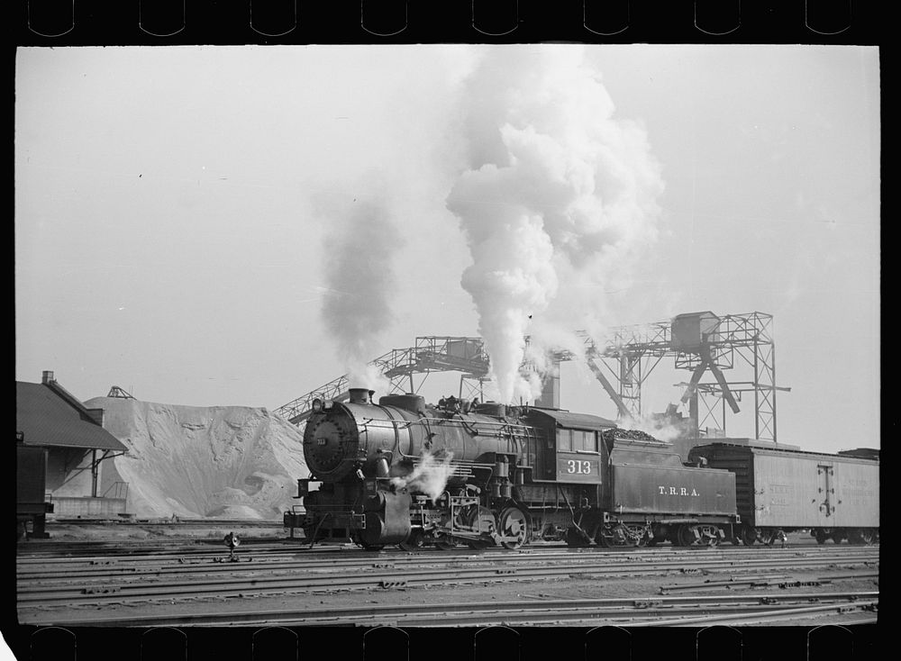 Railroad yards along riverfront, St. Louis, Missouri. Sourced from the Library of Congress.