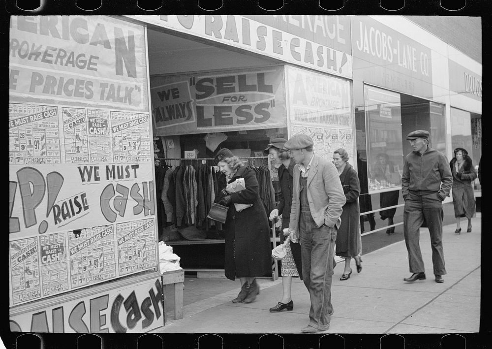 [Untitled photo, possibly related to: Shoppers, West Frankfort, Illinois]. Sourced from the Library of Congress.