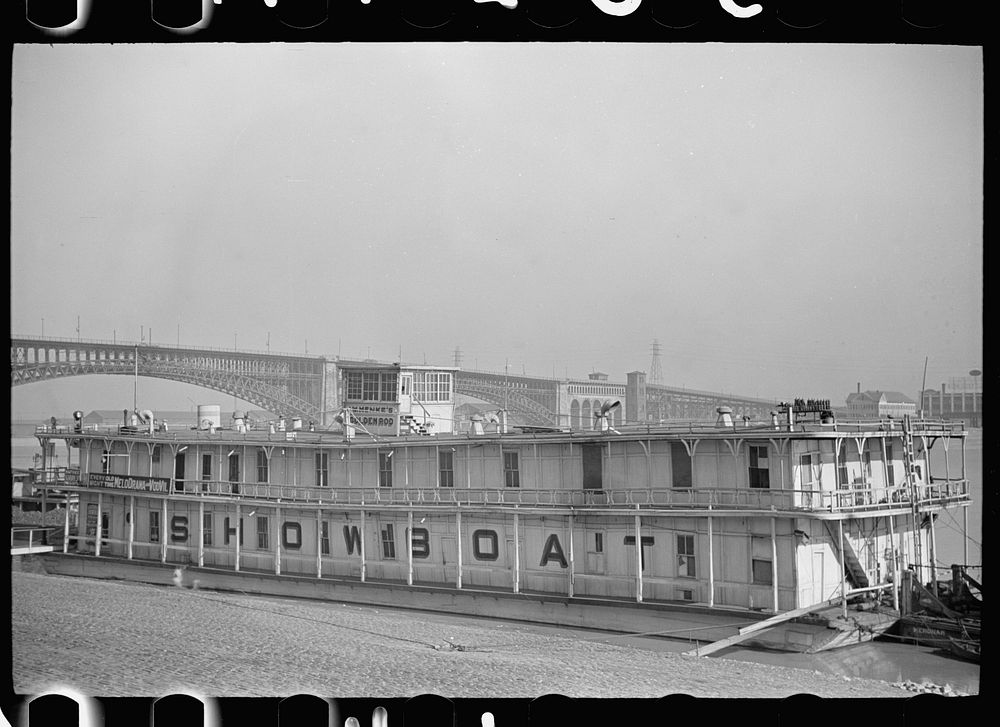 Showboat anchored at levee, Saint Louis, Missouri. Sourced from the Library of Congress.