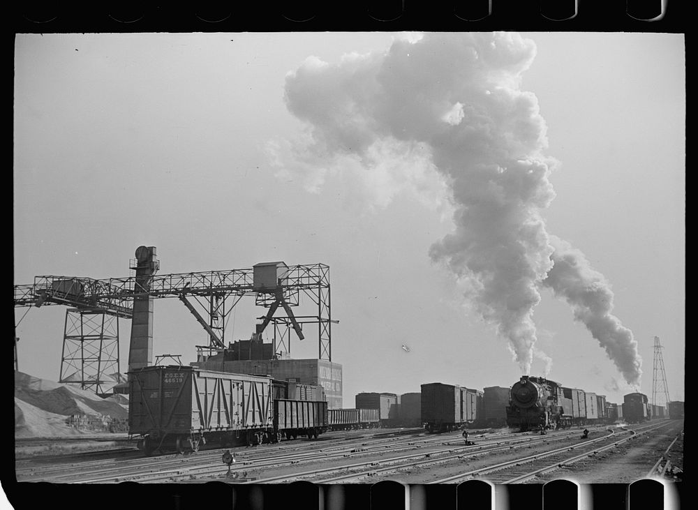 Railroad yards along river, Saint Louis, Missouri. Sourced from the Library of Congress.
