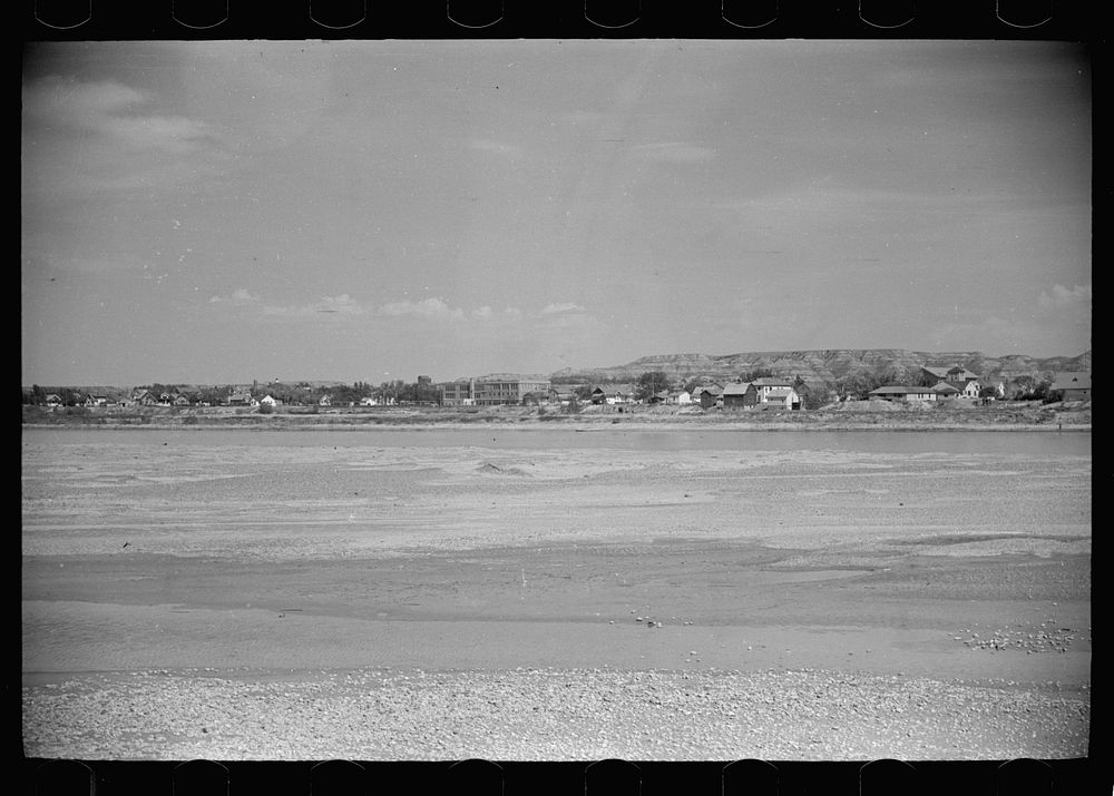[Untitled photo, possibly related to: Yellowstone River, Glendive, Montana]. Sourced from the Library of Congress.