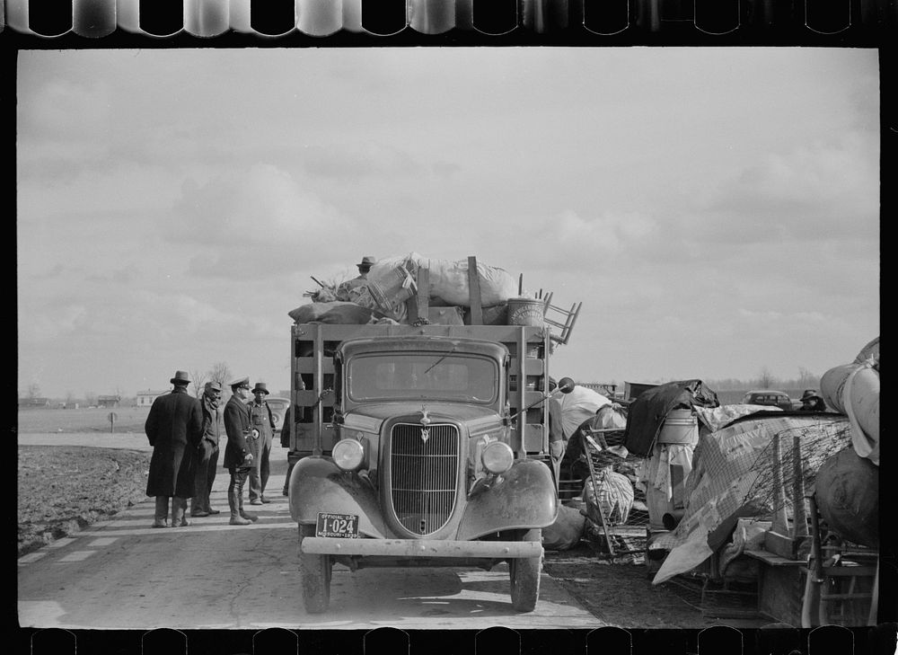 [Untitled photo, possibly related to: State highway officials moving sharecroppers from roadside to area between levee and…