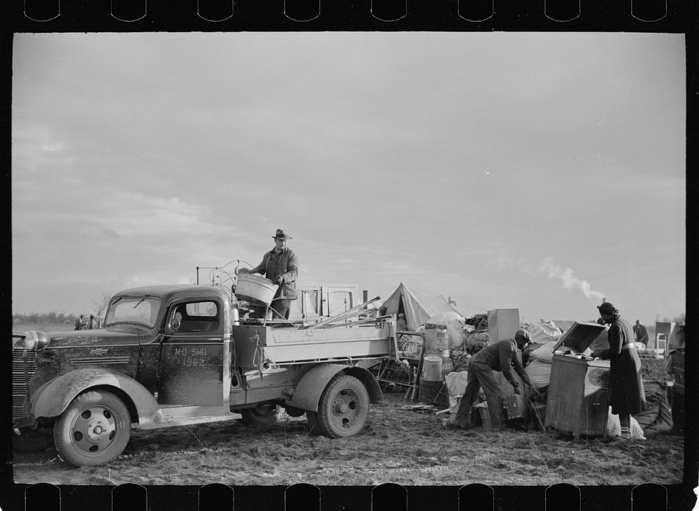 [Untitled photo, possibly related to: State highway officials moving sharecroppers away from roadside to area between levee…