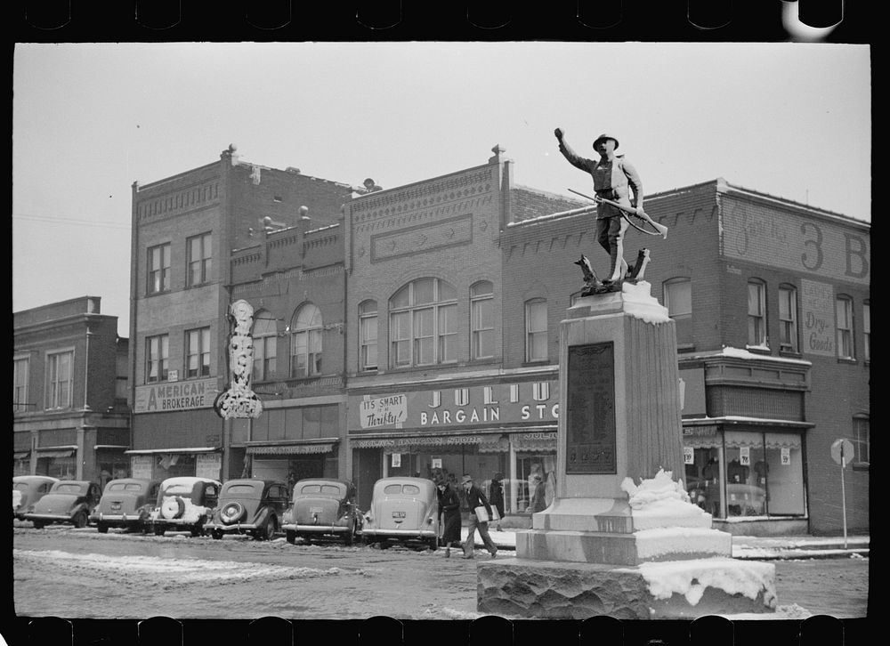 [Untitled photo, possibly related to: Main street, Herrin, Illinois]. Sourced from the Library of Congress.