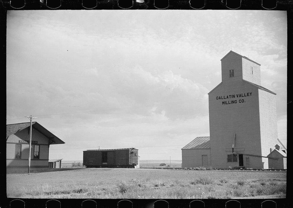 Grain elevator at railroad station, Fairfield, Montana. Sourced from the Library of Congress.